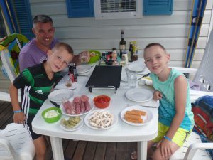 Grillplaat bij de caravan